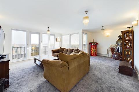 2 bedroom penthouse for sale, Kings Lodge, Ruislip HA4