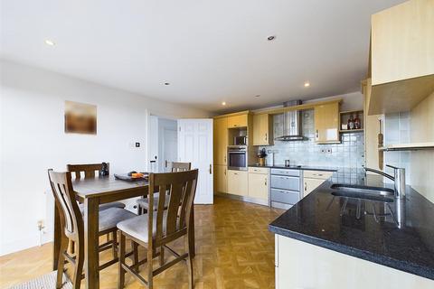 2 bedroom penthouse for sale, Kings Lodge, Ruislip HA4