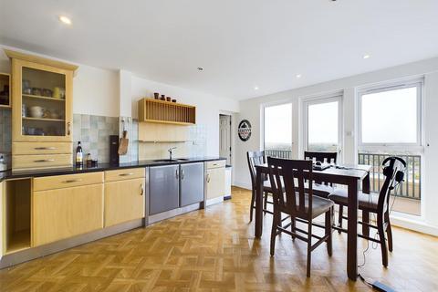 2 bedroom penthouse for sale, Kings Lodge, Ruislip HA4