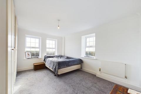 2 bedroom penthouse for sale, Kings Lodge, Ruislip HA4