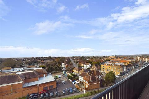 2 bedroom penthouse for sale, Kings Lodge, Ruislip HA4