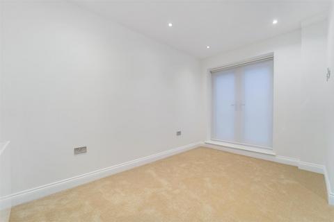 2 bedroom flat to rent, Mount Park Crescent, Ealing, W5