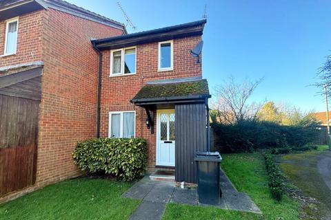 2 bedroom end of terrace house to rent, Blencarn Close, Woking GU21