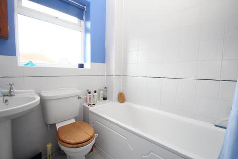 2 bedroom end of terrace house to rent, Blencarn Close, Woking GU21