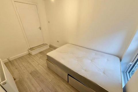 3 bedroom terraced house to rent, Lewisham Way, London SE14