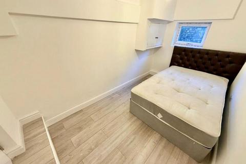 3 bedroom terraced house to rent, Lewisham Way, London SE14