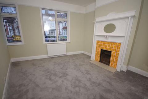 3 bedroom flat to rent, BALLARDS LANE, FINCHLEY, N3