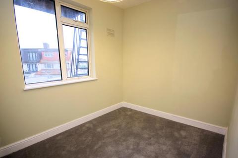 3 bedroom flat to rent, BALLARDS LANE, FINCHLEY, N3