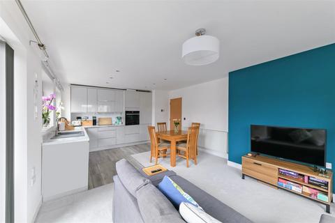 2 bedroom flat for sale, Canalside, Redhill RH1