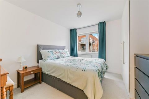 2 bedroom flat for sale, Canalside, Redhill RH1