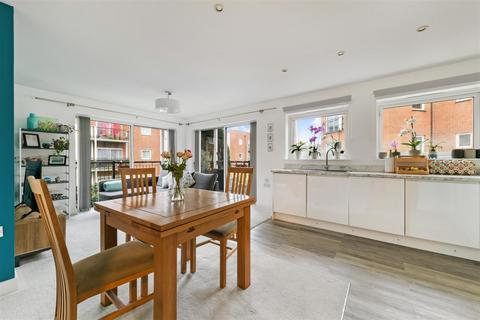 21 Canalside, Redhill, RH1 2NH