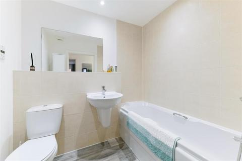 21 Canalside, Redhill, RH1 2NH