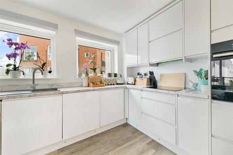 21 Canalside, Redhill, RH1 2NH