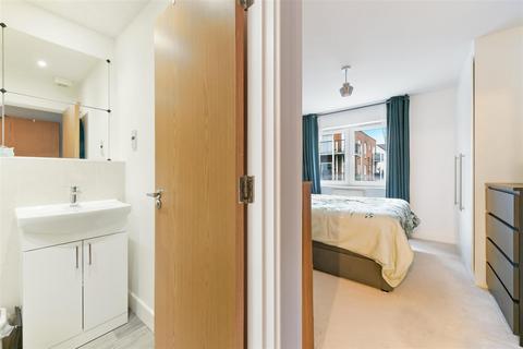 21 Canalside, Redhill, RH1 2NH