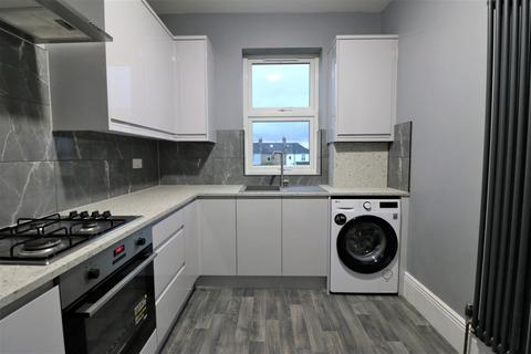 2 bedroom flat to rent, Felbrigge Road, Ilford IG3