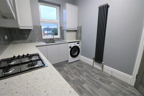 2 bedroom flat to rent, Felbrigge Road, Ilford IG3