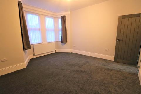 2 bedroom flat to rent, Felbrigge Road, Ilford IG3