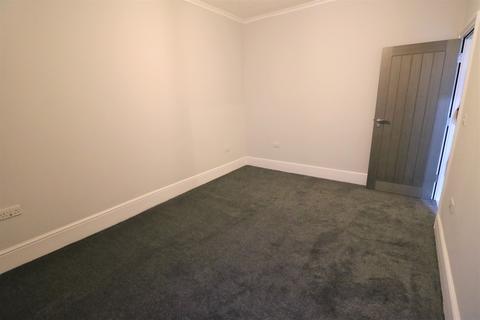 2 bedroom flat to rent, Felbrigge Road, Ilford IG3