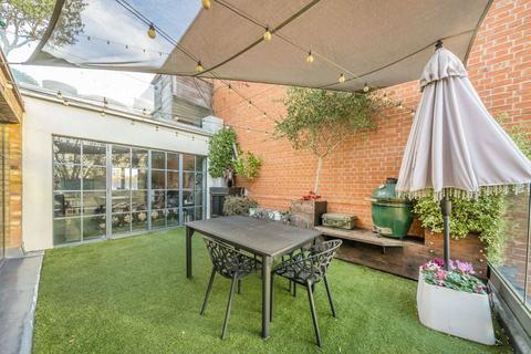 4 bedroom flat to rent, Lawn Lane, London SW8