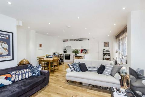 2 bedroom flat to rent, St. John's Hill, London SW11