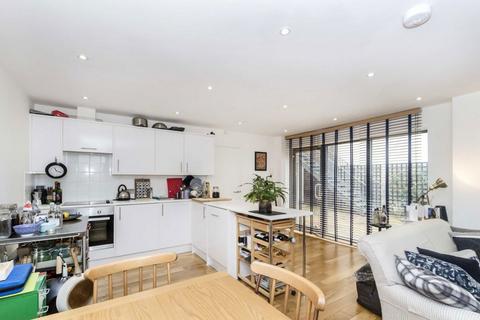 2 bedroom flat to rent, St. John's Hill, London SW11