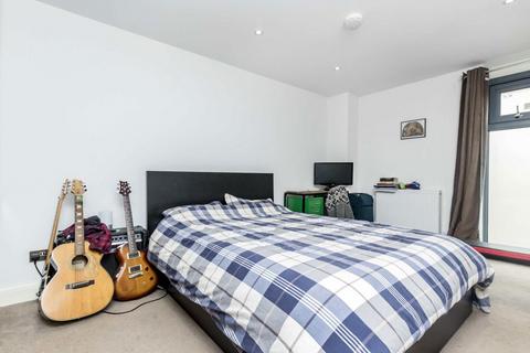 2 bedroom flat to rent, St. John's Hill, London SW11