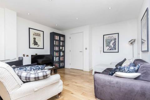 2 bedroom flat to rent, St. John's Hill, London SW11