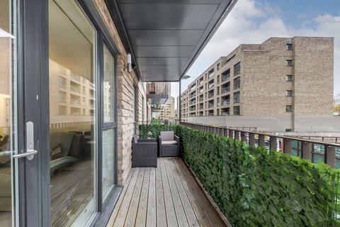 3 bedroom flat to rent, River Rise Close, London SE8