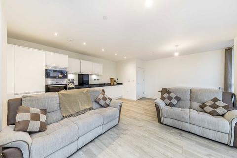 3 bedroom flat to rent, River Rise Close, London SE8