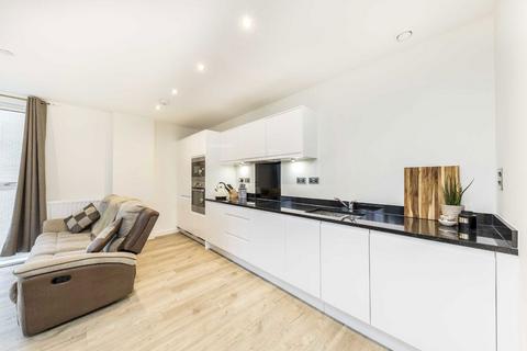 3 bedroom flat to rent, River Rise Close, London SE8