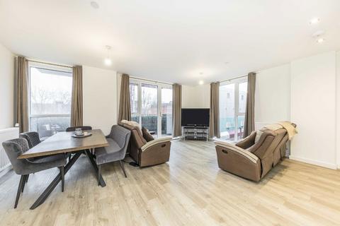3 bedroom flat to rent, River Rise Close, London SE8