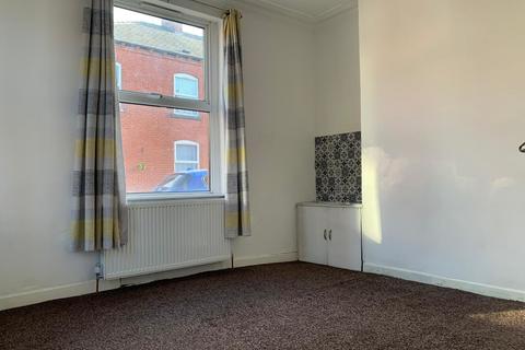 3 bedroom end of terrace house to rent, Oscar Street, Manchester