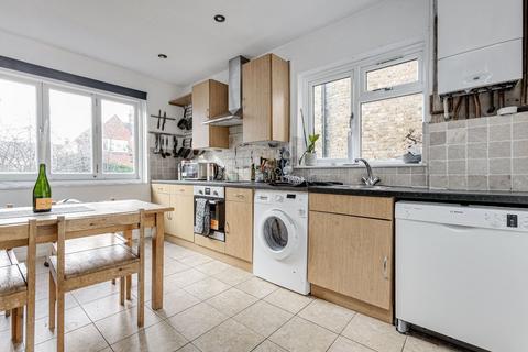 2 bedroom flat to rent, Elspeth Road, London