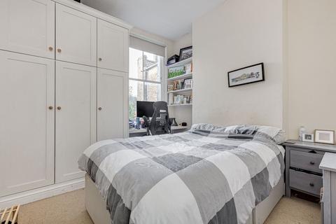 2 bedroom flat to rent, Elspeth Road, London