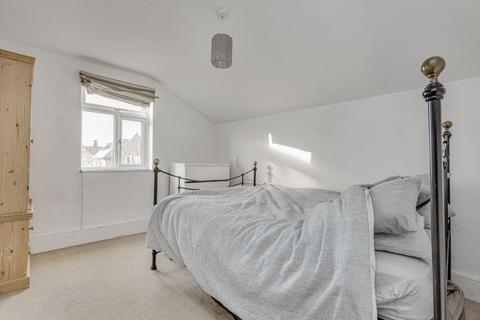 2 bedroom flat to rent, Elspeth Road, London