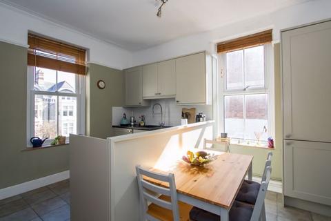 2 bedroom apartment to rent, Plymouth Road, Penarth