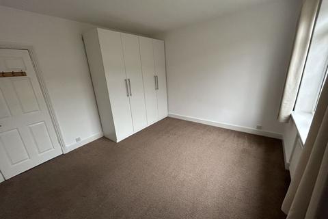 3 bedroom flat to rent, Argyle Road, London