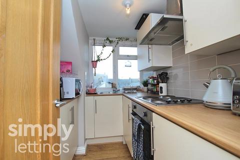 Studio to rent, Warwick Road, Worthing