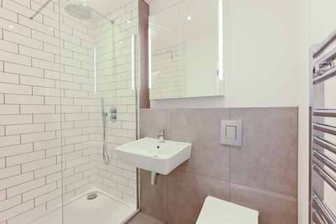 1 bedroom flat to rent, The Solarium, Apt Parkview, Great West Road, Brentford, TW8