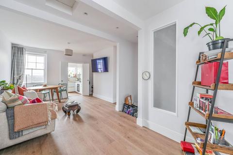 2 bedroom flat to rent, Queenstown Road, Clapham Junction, London, SW8