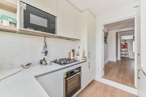 2 bedroom flat to rent, Queenstown Road, Clapham Junction, London, SW8