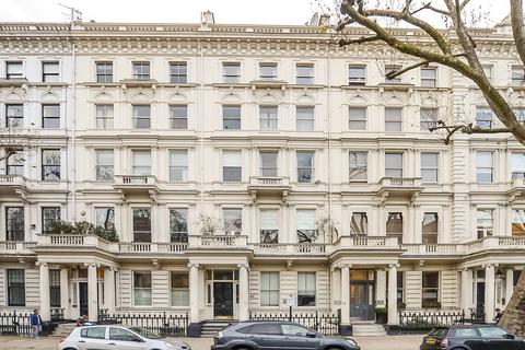 4 bedroom flat to rent, Queens Gate, South Kensington, London, SW7