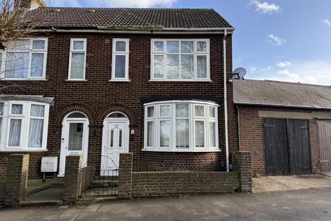 5 bedroom terraced house to rent, Marlborough Road, Gillingham ME7