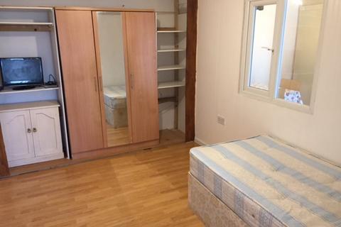 1 bedroom flat to rent, Lodge Way, Ashford, TW15