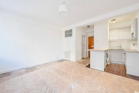 Studio to rent, Hamlet Gardens, Hammersmith, London, W6