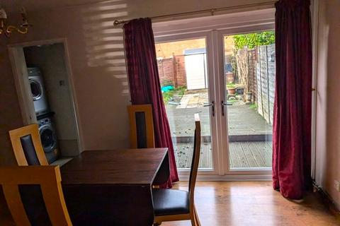 3 bedroom semi-detached house to rent, Bransdale Close, Wolverhampton WV6