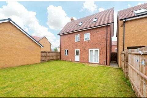 4 bedroom detached house to rent, Croxden Gardens, Bedford, MK40