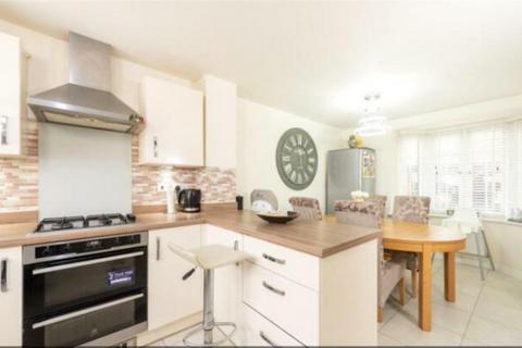 4 bedroom detached house to rent, Croxden Gardens, Bedford, MK40