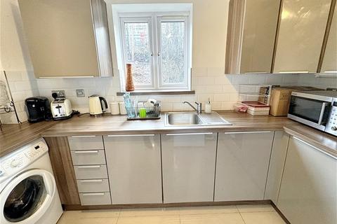 2 bedroom flat to rent, Jack Clow Road, West Ham