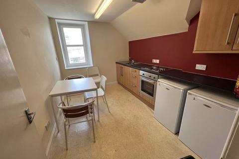 2 bedroom flat to rent, 6 (Attic) Perth Road, ,